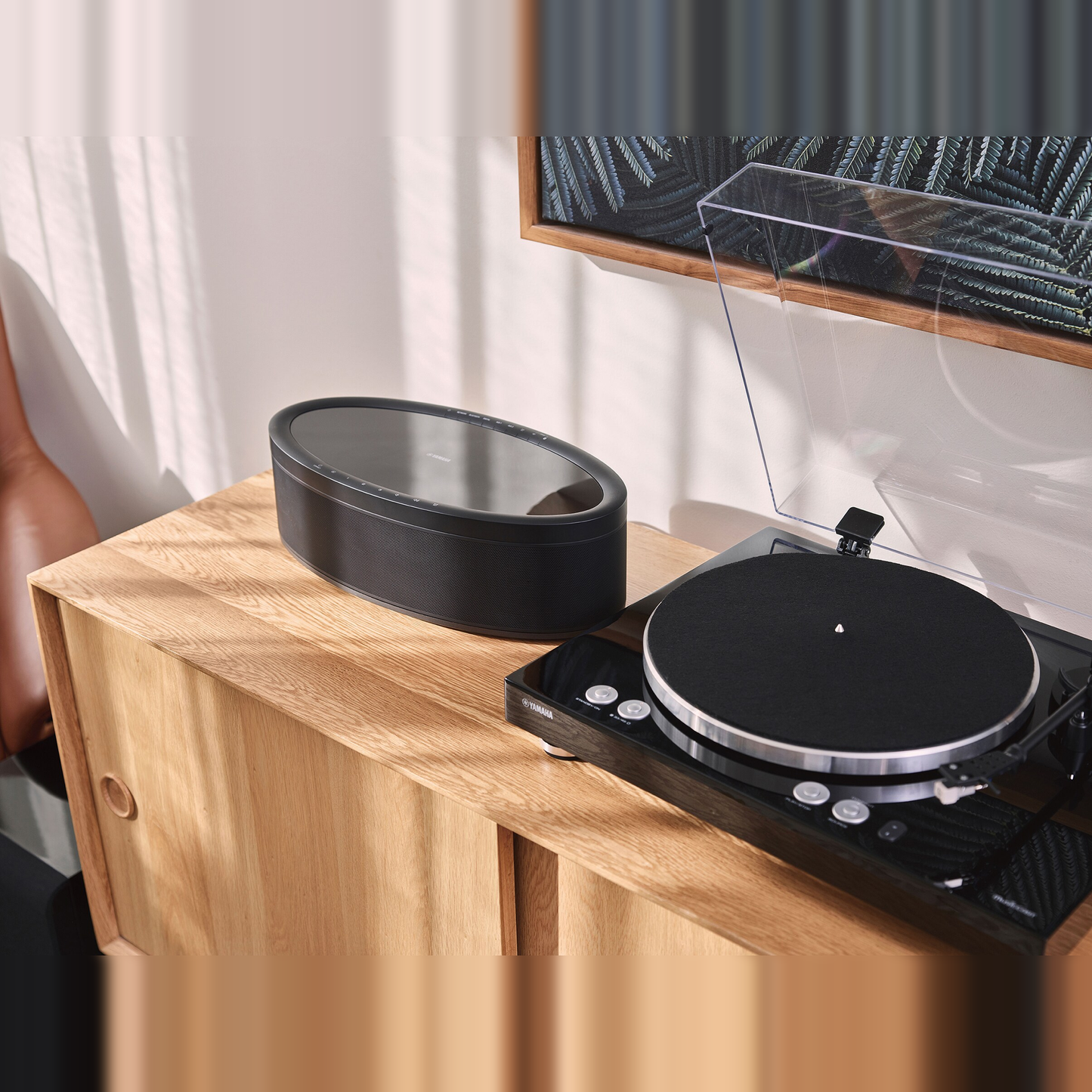 Yamaha TT-N503 MusicCast-Plattenspieler Schwarz Lifestyle auf Sideboard neben MusicCast-Lautsprecher