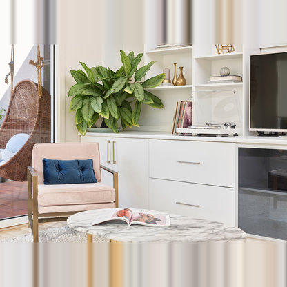 Yamaha TT-N503 MusicCast-Plattenspieler Weiss Lifestyle im Wohnregal neben Fernseher und Pflanze