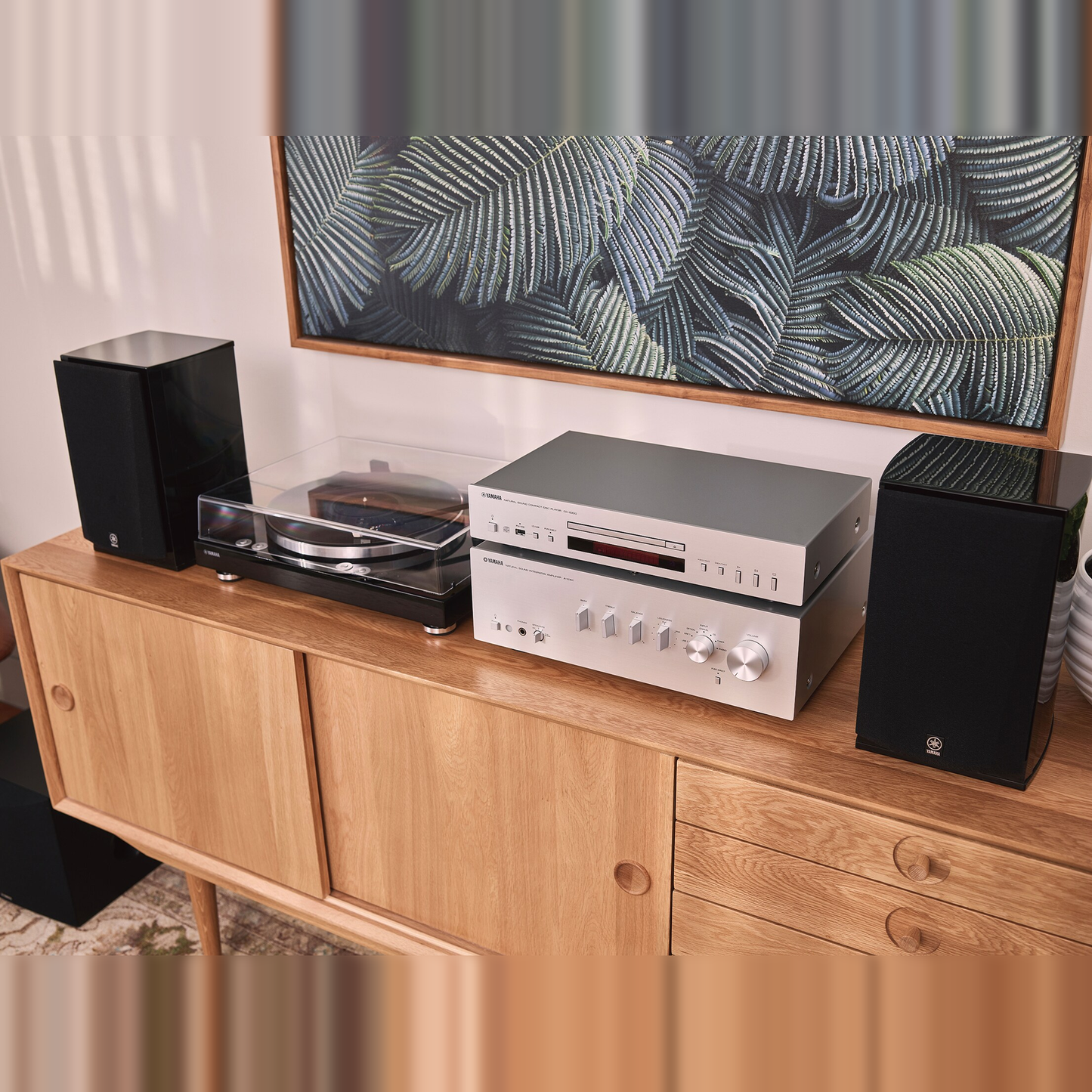 Yamaha TT-S303 Plattenspieler Schwarz Lifestyle auf Sideboard mit Verstärker und Lautsprechern