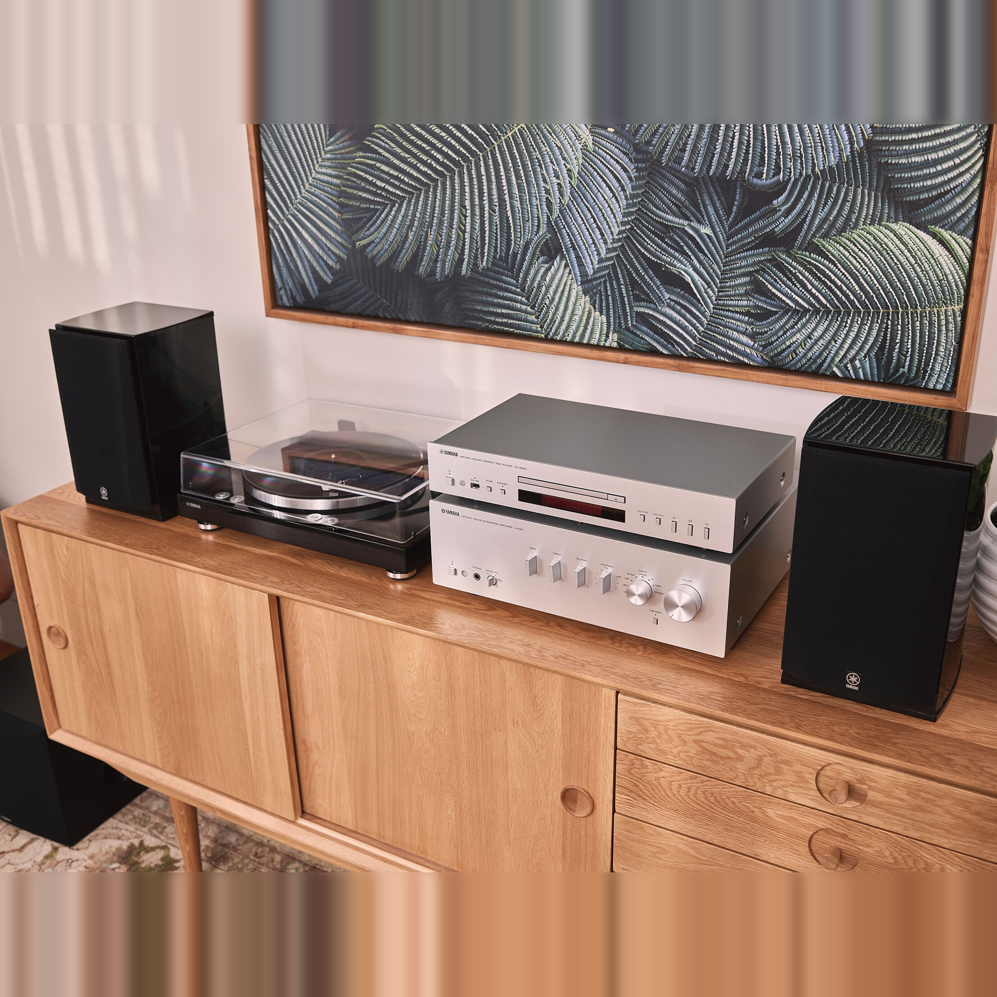 Yamaha TT-S303 Plattenspieler Schwarz Lifestyle auf Sideboard mit Verstärker und Lautsprechern