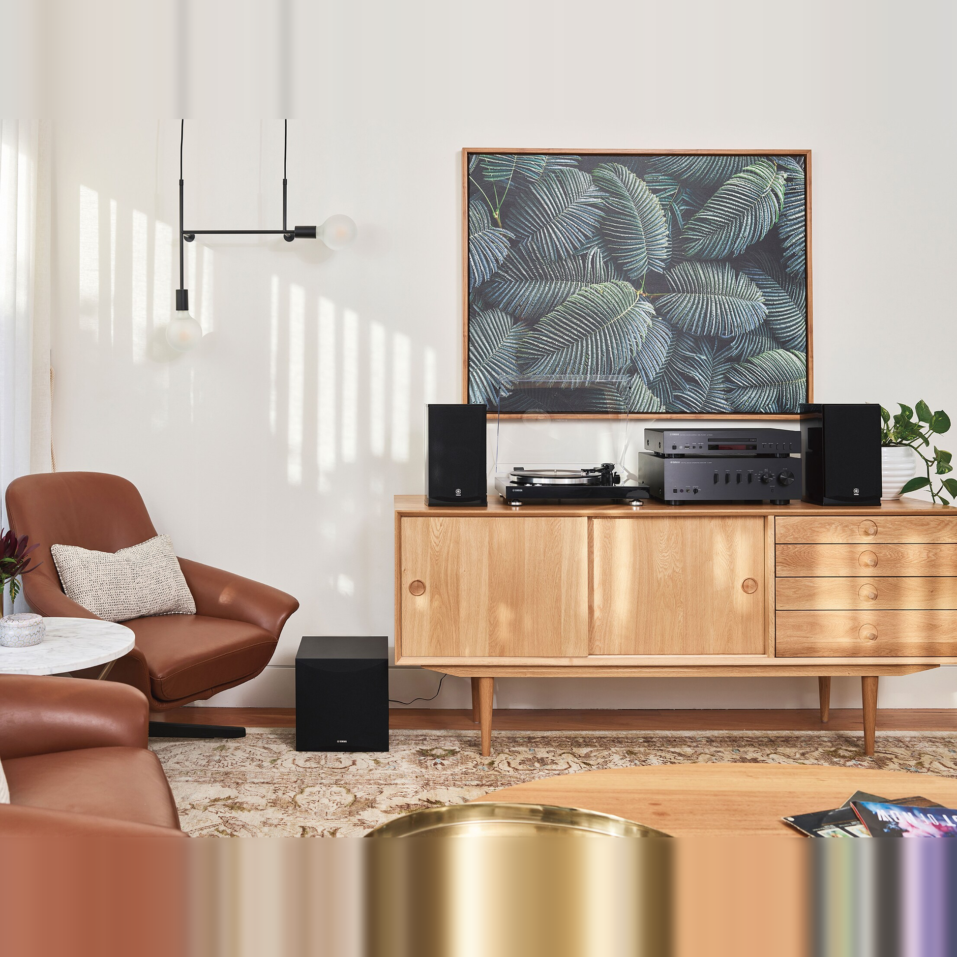 Yamaha TT-S303 Plattenspieler Schwarz Lifestyle auf Sideboard mit Receiver und Subwoofer