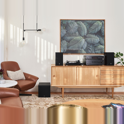 Yamaha TT-S303 Plattenspieler Schwarz Lifestyle auf Sideboard mit Receiver und Subwoofer