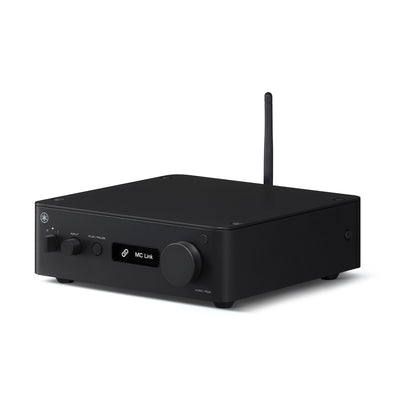 Yamaha WXC-70A Streaming-Vorverstärker Schwarz Schrägansicht mit angeschlossener Funkantenne