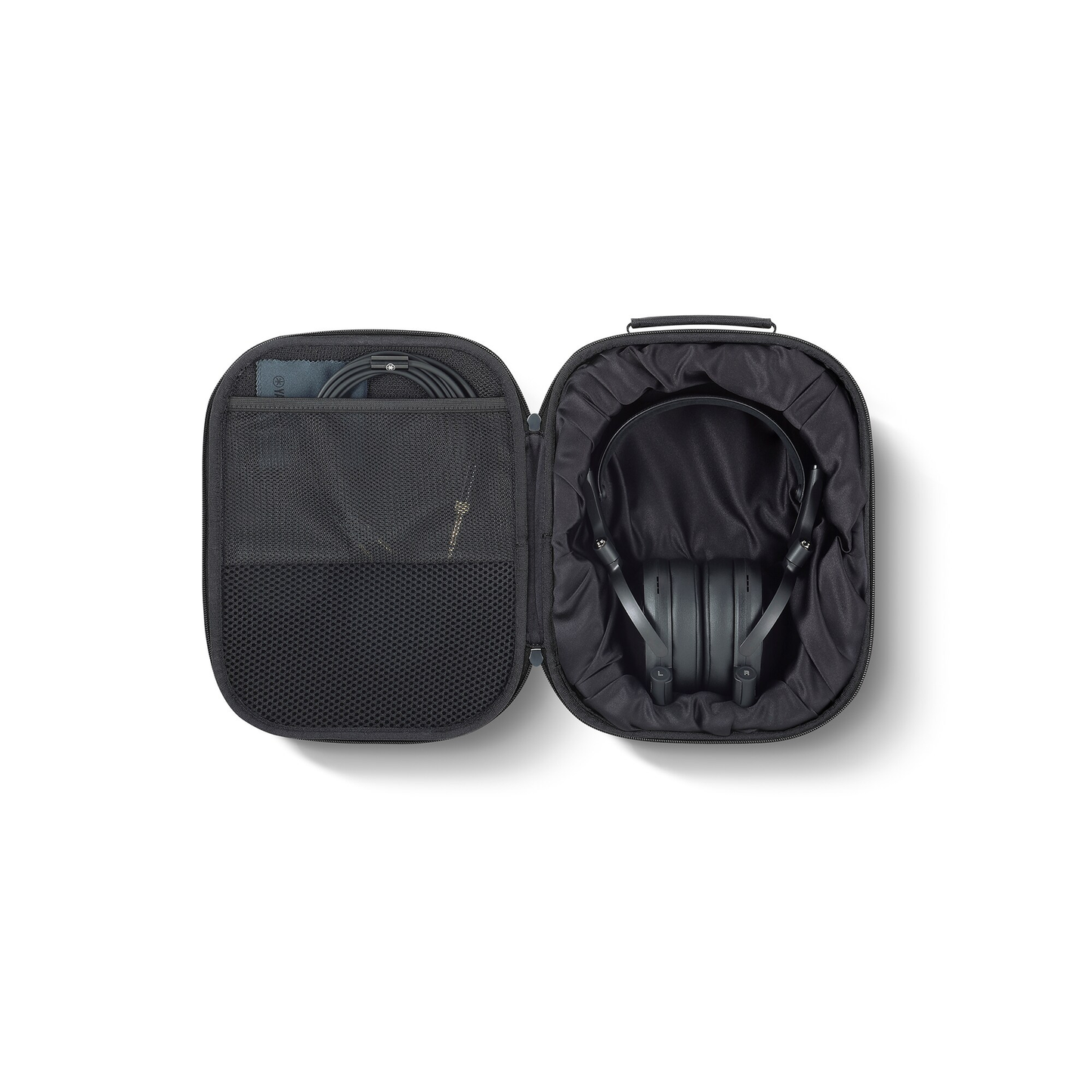 Yamaha YH-C3000 Kopfhörer Lieferumfang mit geöffnetem Transport-Case, Kabelfach und Kopfhörer