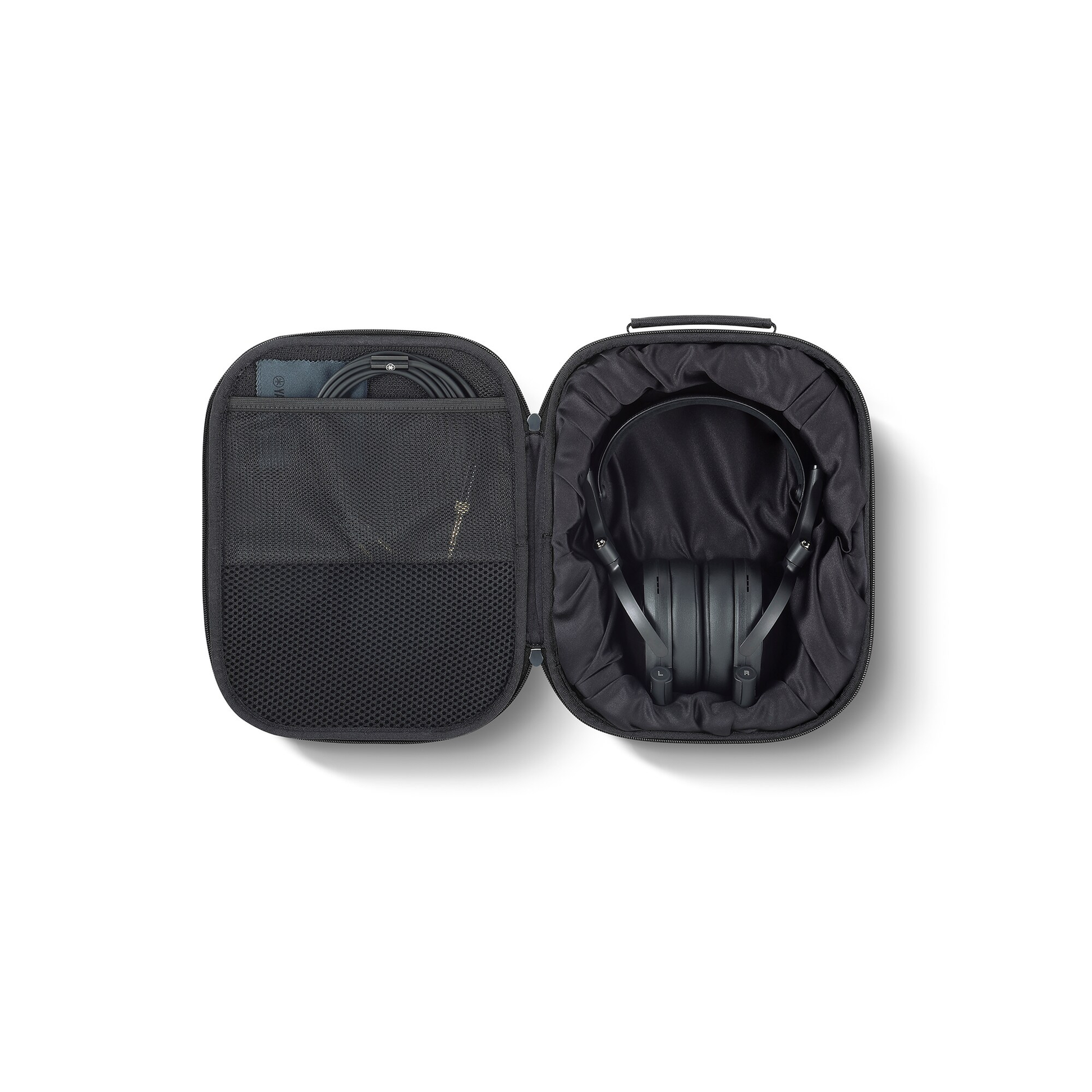 Yamaha YH-C3000 Kopfhörer Lieferumfang mit geöffnetem Transport-Case, Kabelfach und Kopfhörer